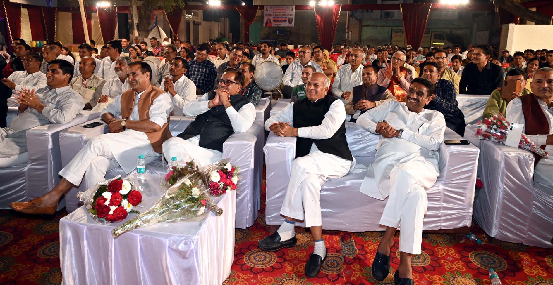 कार्यक्रम में उपस्थित अतिथि और गणमान्य व्यक्ति। कार्यक्रम में उपस्थित अतिथि और गणमान्य व्यक्ति।