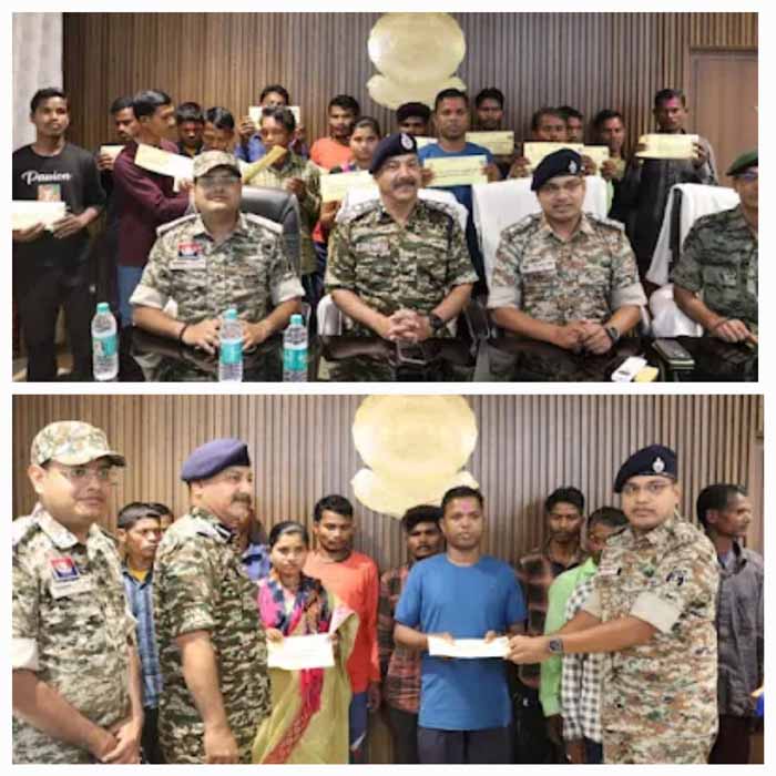 17 नक्सलियाें ने किया आत्मसमर्पण 17 नक्सलियाें ने किया आत्मसमर्पण