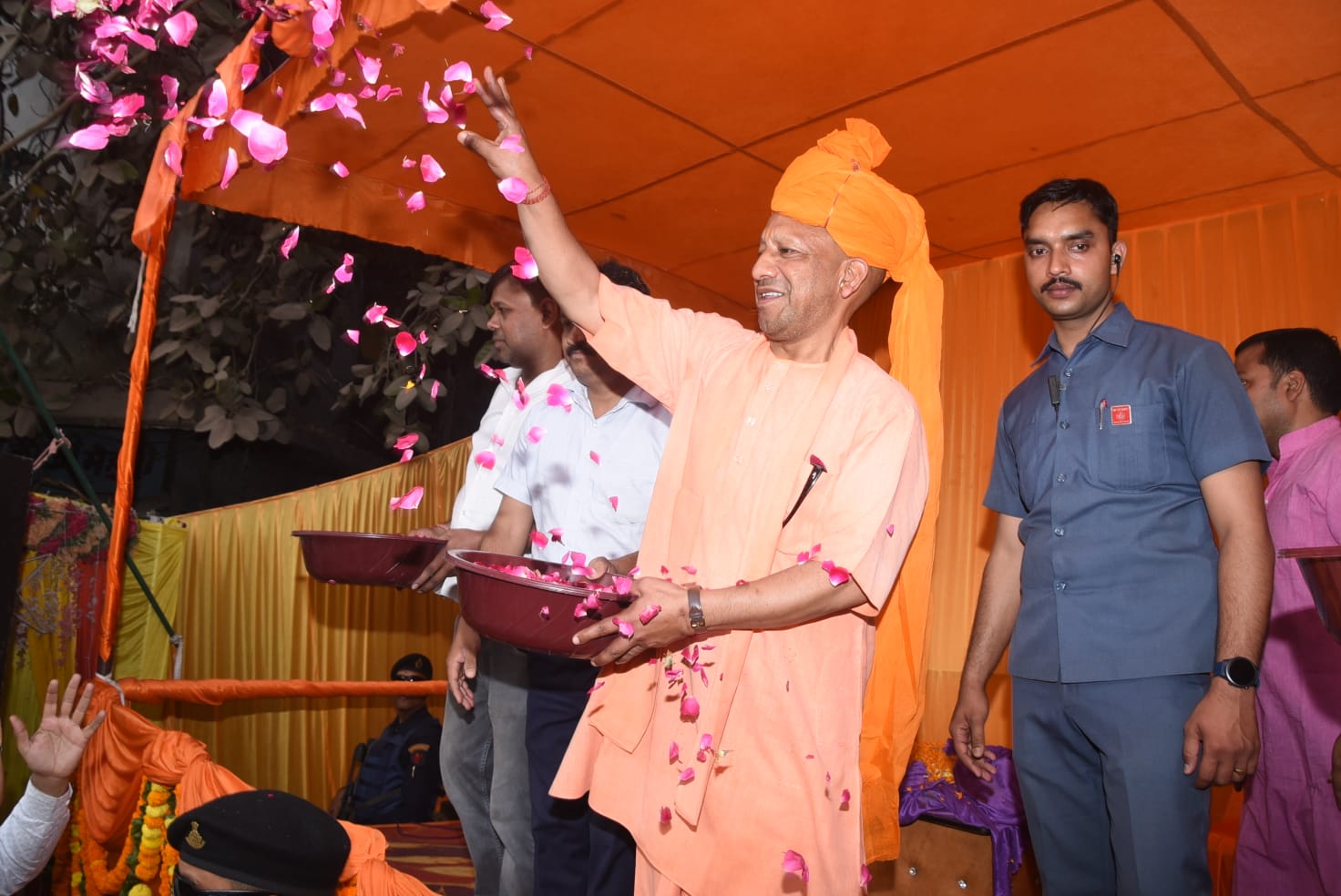 *होलिकादहन पर पांडेयहाता की भक्त प्रहलाद शोभायात्रा में शामिल हुए सीएम योगी, उतारी भक्त प्रहलाद की आरती* *होलिकादहन पर पांडेयहाता की भक्त प्रहलाद शोभायात्रा में शामिल हुए सीएम योगी, उतारी भक्त प्रहलाद की आरती*