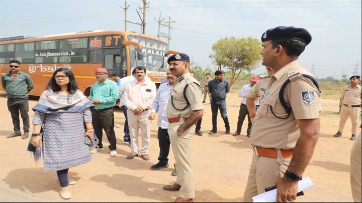ग्वालियरः बसों के मार्ग निर्धारण के लिए कलेक्टर ने अधिकारियों के साथ किया बस से भ्रमण ग्वालियरः बसों के मार्ग निर्धारण के लिए कलेक्टर ने अधिकारियों के साथ किया बस से भ्रमण