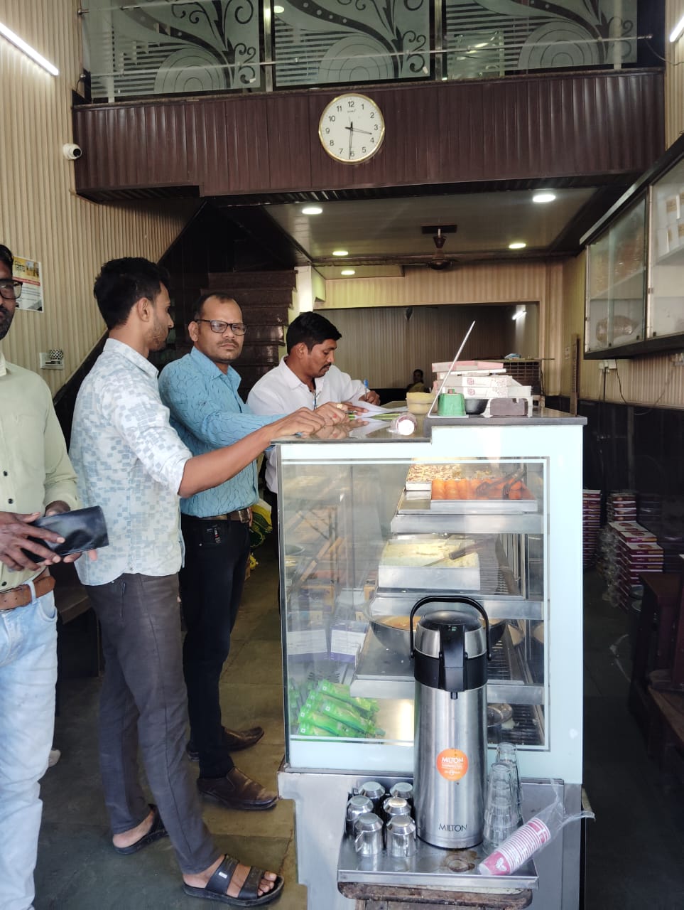 मिठाई दुकान में जांच करते हुए विभागीय अधिकारी। मिठाई दुकान में जांच करते हुए विभागीय अधिकारी।
