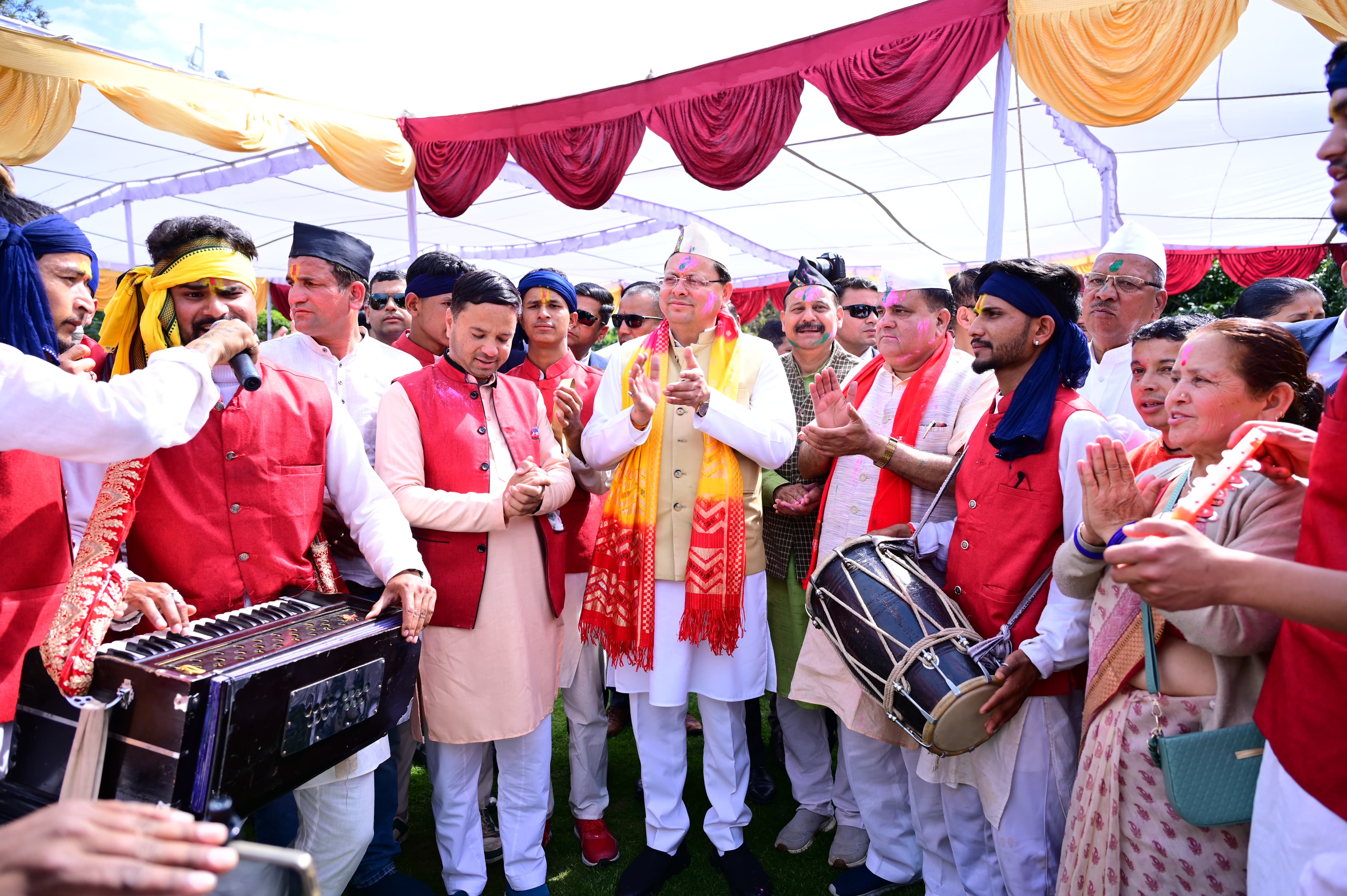 राठ के हाेल्याराें के साथ हाेली खेलते मुख्यमंत्री पुष्कर सिंह धामी। राठ के हाेल्याराें के साथ हाेली खेलते मुख्यमंत्री पुष्कर सिंह धामी।