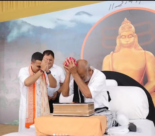 तापी जिले की सोनगढ़ तहसील के गुणसदा गांव में चल रहे मोरारी बापू की रामकथा में मोरारी बापू को अभिवादरन करते गृह राज्य मंत्री हर्ष संघवी। तापी जिले की सोनगढ़ तहसील के गुणसदा गांव में चल रहे मोरारी बापू की रामकथा में मोरारी बापू को अभिवादरन करते गृह राज्य मंत्री हर्ष संघवी।