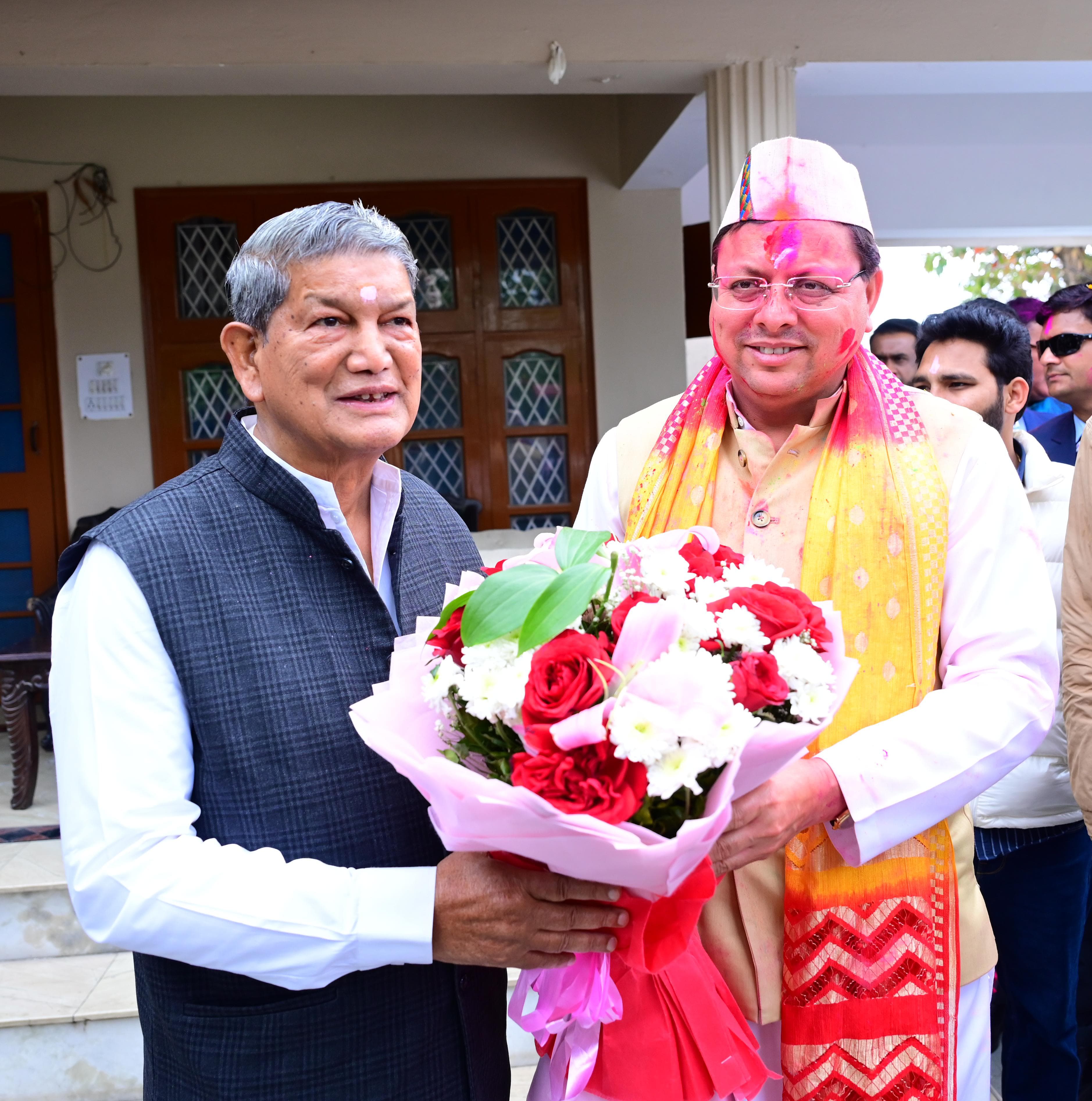 पूर्व सीएम हरीश रावत काे शुभकामनाएं देते धामी। पूर्व सीएम हरीश रावत काे शुभकामनाएं देते धामी।