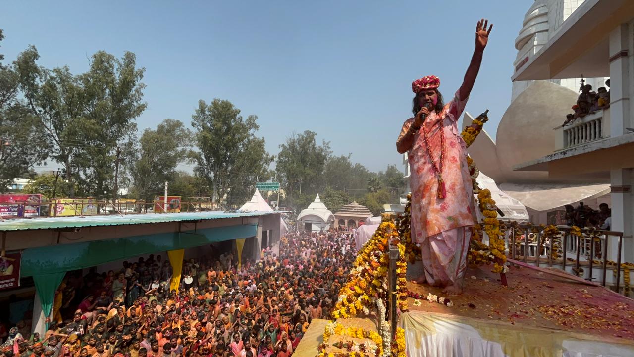 देवकीनंदन महाराज ने हाइड्रोलिक पिचकारी से टेसू के रंग बरसाये देवकीनंदन महाराज ने हाइड्रोलिक पिचकारी से टेसू के रंग बरसाये