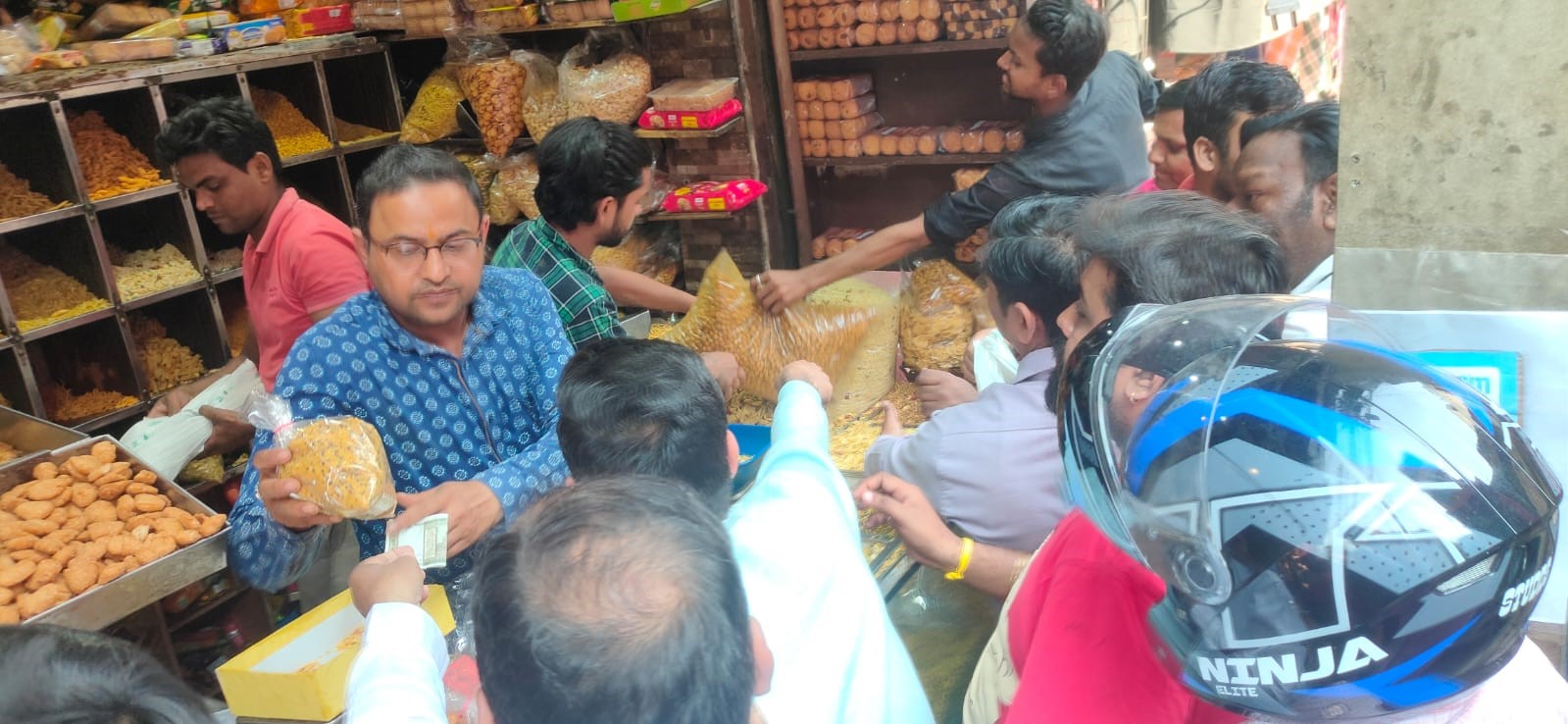रंग, गुलाल, पिचकारी, नमकीन के साथ खूब बिकी गुजियां रंग, गुलाल, पिचकारी, नमकीन के साथ खूब बिकी गुजियां