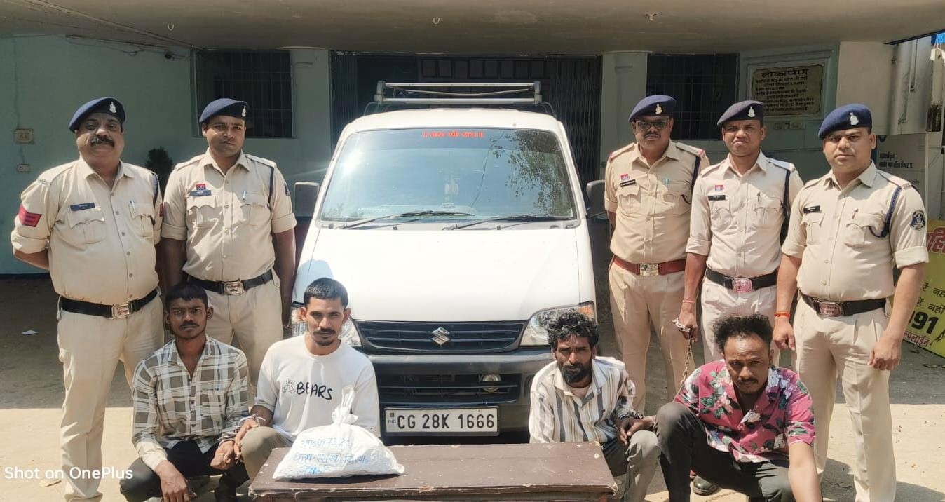 गिरफ्तार चारों आरोपित व जब्त कार तथा नशीली दवाईयां। गिरफ्तार चारों आरोपित व जब्त कार तथा नशीली दवाईयां।