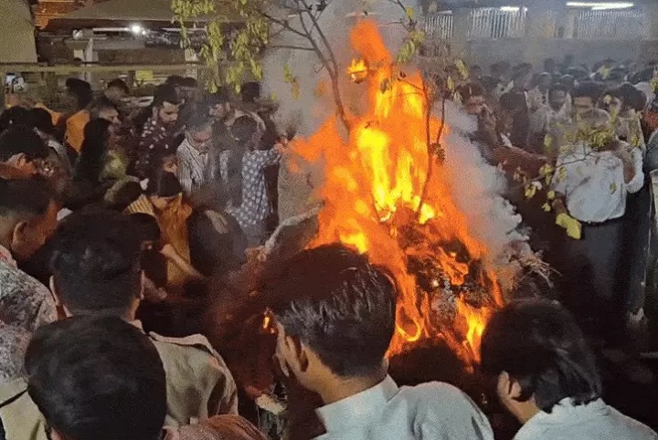 हाकालेश्वर मंदिर में होलिका दहन हाकालेश्वर मंदिर में होलिका दहन
