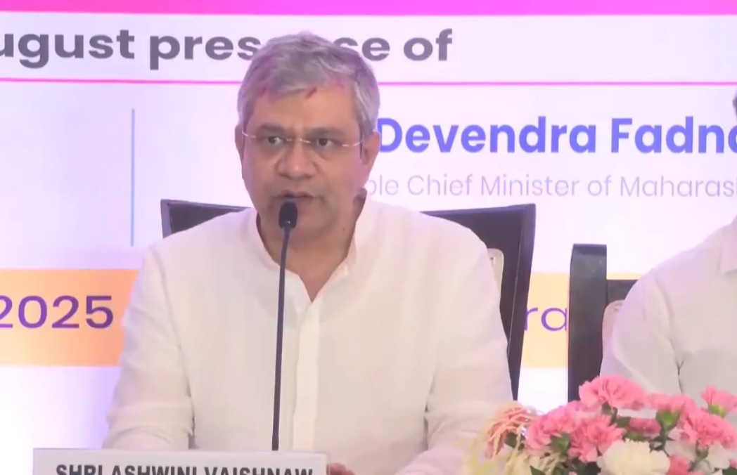 पत्रकार वार्ता को संबोधित करते अश्वनी वैष्णव पत्रकार वार्ता को संबोधित करते अश्वनी वैष्णव