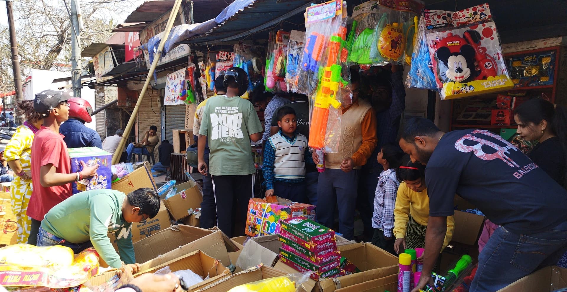 रंग, गुलाल, पिचकारी, नमकीन के साथ खूब बिकी गुजियां