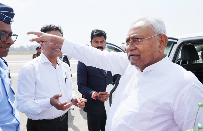 मुख्यमंत्री ने जेपी अन्तर्राष्ट्रीय हवाई अड्डा तथा बिहटा में बनाये जानेवाले अन्तर्राष्ट्रीय एयरपोर्ट का स्थल निरीक्षण करते मुख्यमंत्री ने जेपी अन्तर्राष्ट्रीय हवाई अड्डा तथा बिहटा में बनाये जानेवाले अन्तर्राष्ट्रीय एयरपोर्ट का स्थल निरीक्षण करते
