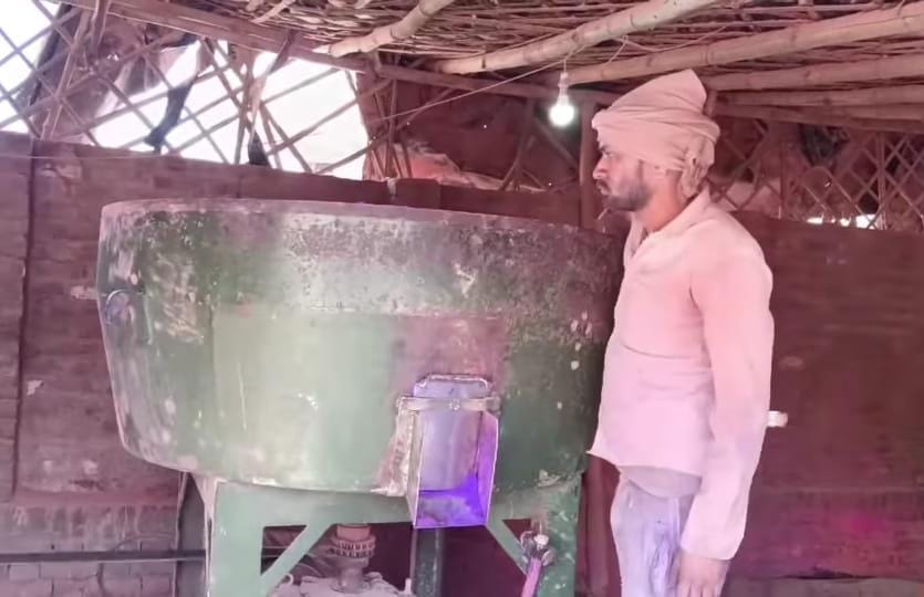 मशीन द्वारा रंग बनाते हुए श्रमिक मशीन द्वारा रंग बनाते हुए श्रमिक