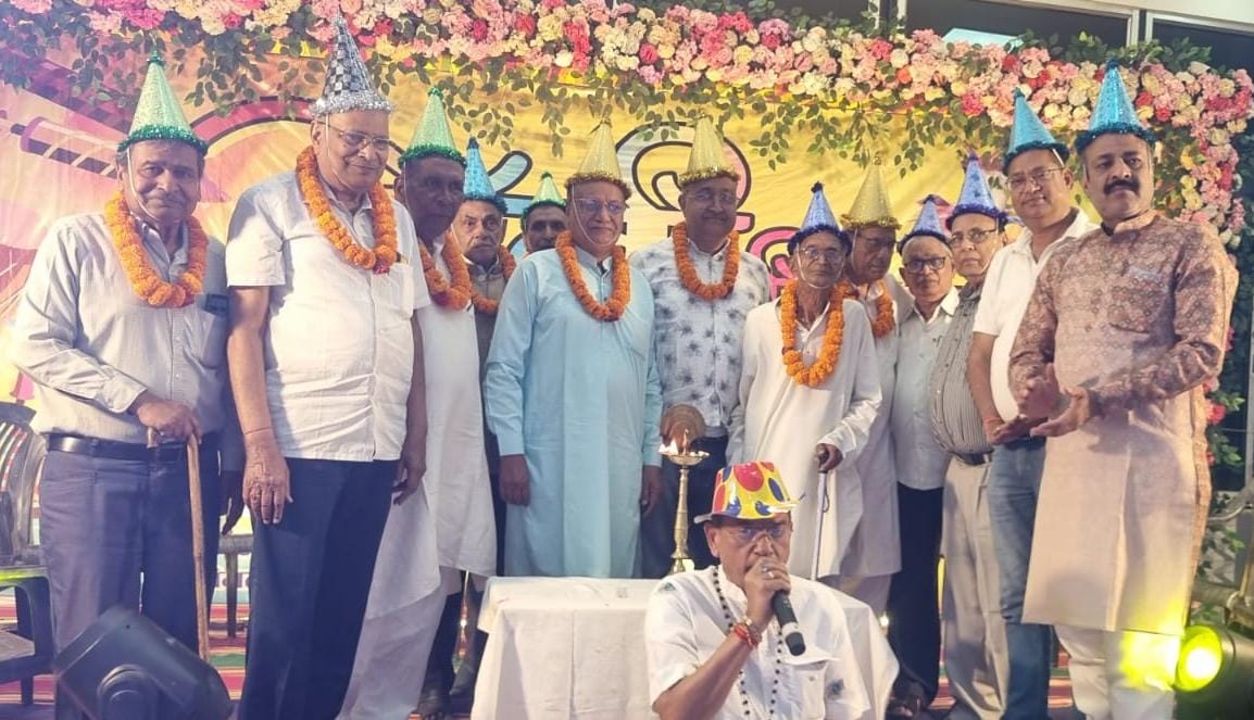 होली मिलन समारोह में शामिल लोग होली मिलन समारोह में शामिल लोग