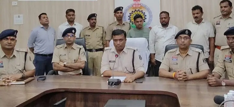पुलिस के गिरफ्त में आरोपीगण पुलिस के गिरफ्त में आरोपीगण