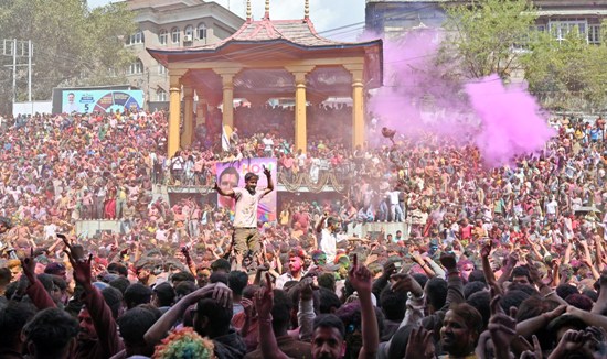 मंडी के सेरी पंडाल में धमाल मचाते युवा और माधोराय की पालकी के साथ शहर की परिक्रमा को निकले होली के मतवाले। मंडी के सेरी पंडाल में धमाल मचाते युवा और माधोराय की पालकी के साथ शहर की परिक्रमा को निकले होली के मतवाले।