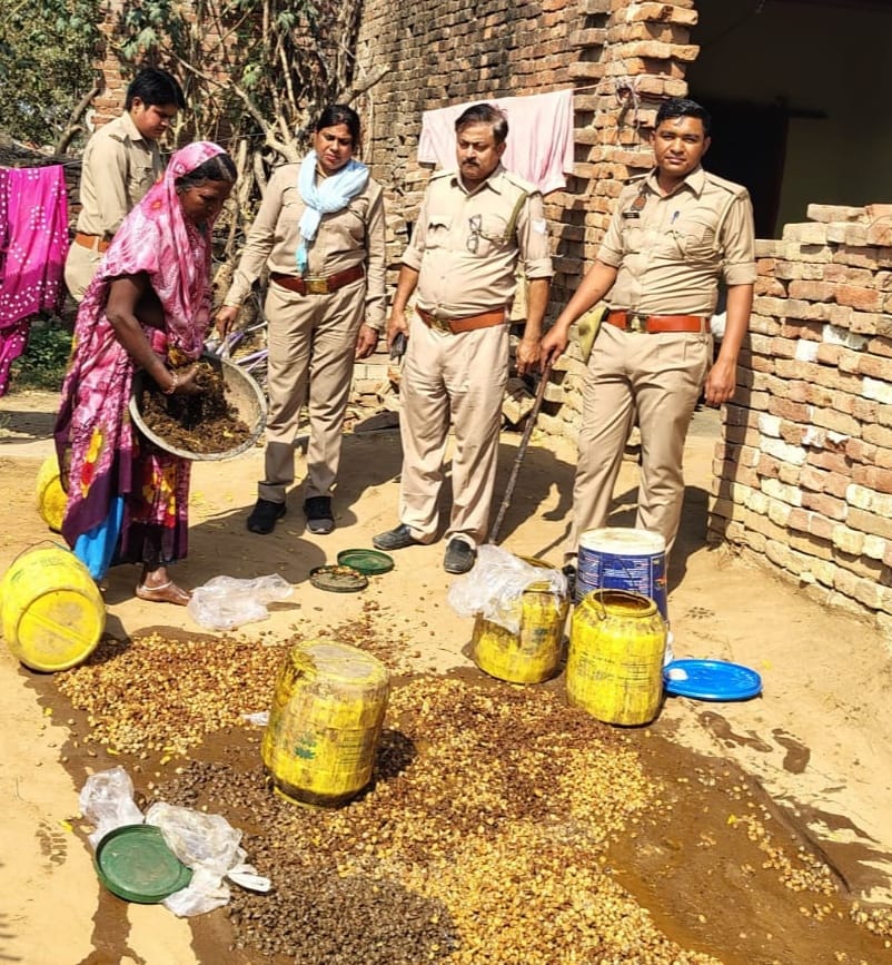 छापेमारी को अंजाम देती आबकारी और पुलिस की संयुक्त टीम। छापेमारी को अंजाम देती आबकारी और पुलिस की संयुक्त टीम।