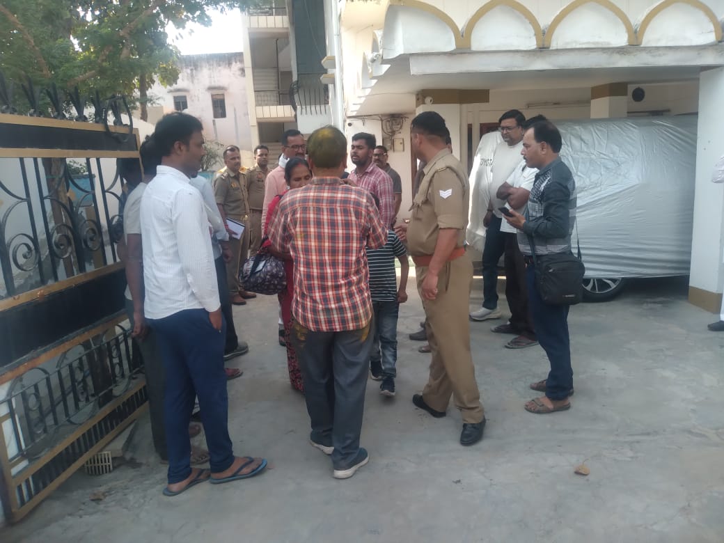पति ने पत्नी की गला दबाकर की हत्या खुद पहुंचा थाने किया जुर्म कबूल पुलिस ने किया गिरफ्तार ,मौके पर पहुंची पुलिस पति ने पत्नी की गला दबाकर की हत्या खुद पहुंचा थाने किया जुर्म कबूल पुलिस ने किया गिरफ्तार ,मौके पर पहुंची पुलिस