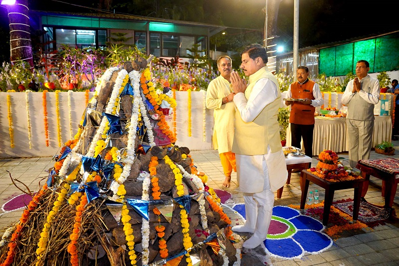 मुख्यमंत्री निवास में होलिका दहन मुख्यमंत्री निवास में होलिका दहन