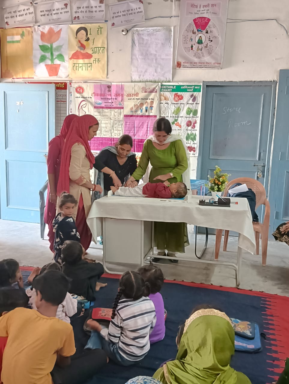 संतुलित आहार के बारे में जानकारी देते हुए कर्मचारी संतुलित आहार के बारे में जानकारी देते हुए कर्मचारी