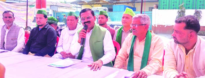 पत्रकारों से वार्ता करते हुए भाकियू पदाधिकारी पत्रकारों से वार्ता करते हुए भाकियू पदाधिकारी