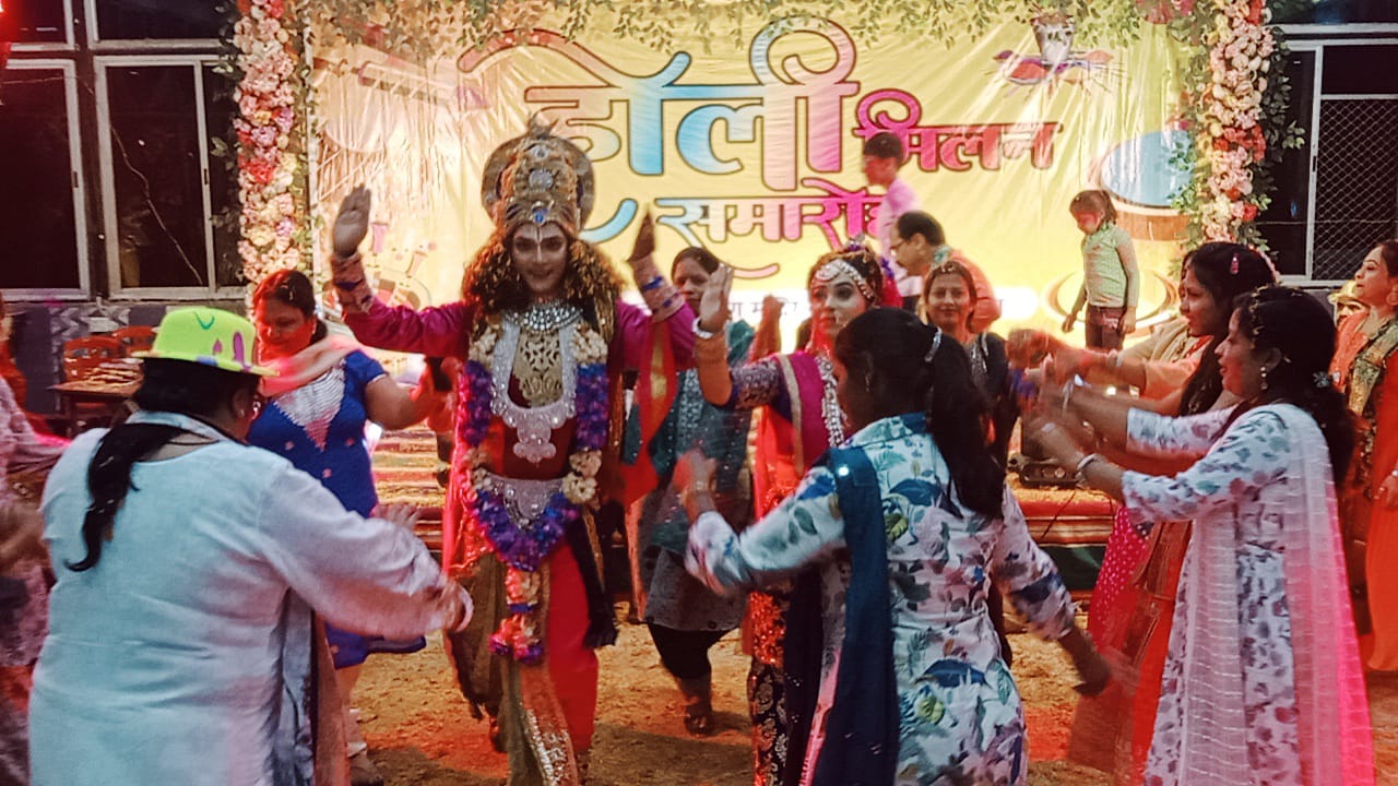 नृत्य प्रस्तुत करते कलाकार नृत्य प्रस्तुत करते कलाकार