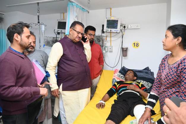 दून अस्पताल में घायलाें का हाल-चाल पूछते गणेश जाेशी। दून अस्पताल में घायलाें का हाल-चाल पूछते गणेश जाेशी।