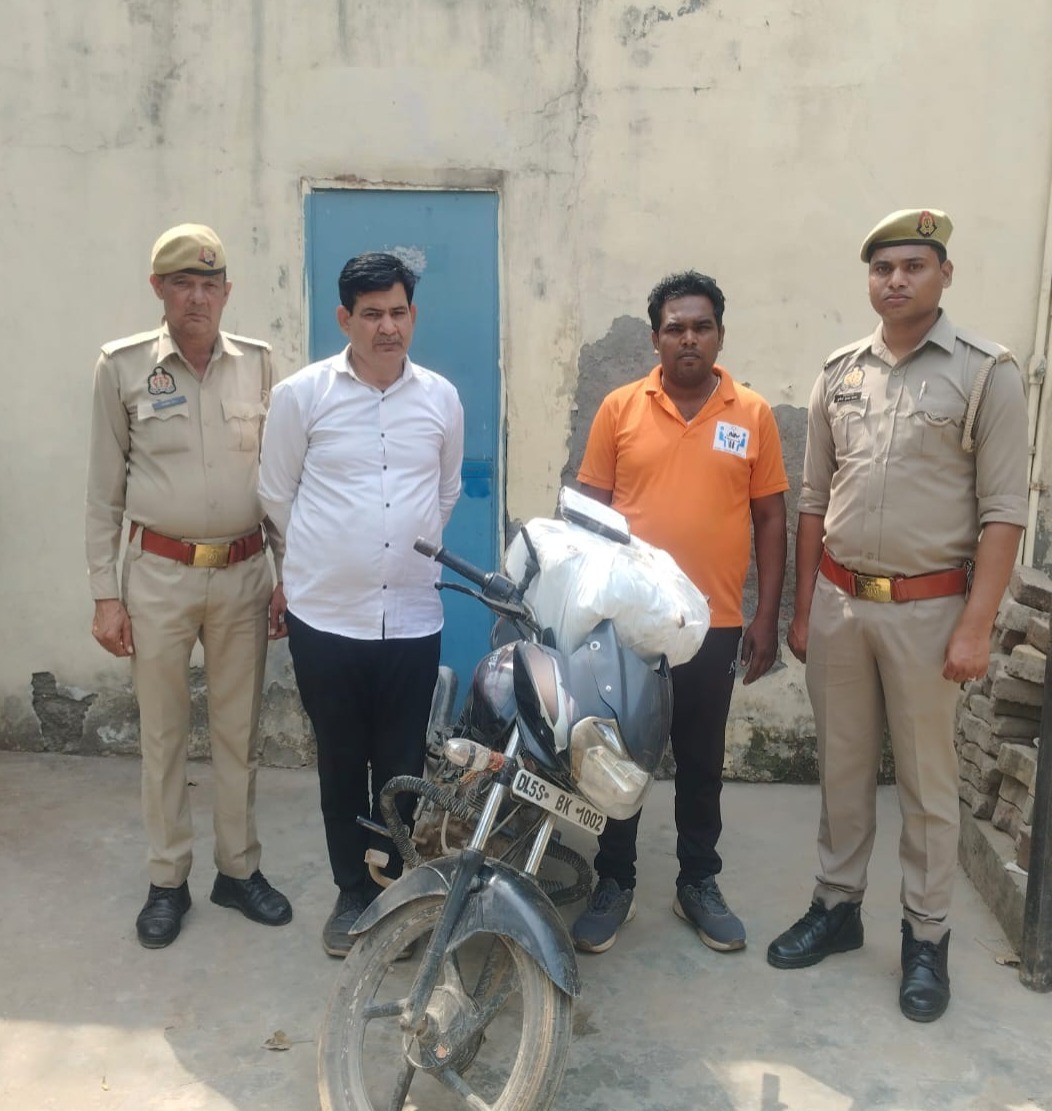 आरोपी पुलिस गिरफ्त में आरोपी पुलिस गिरफ्त में
