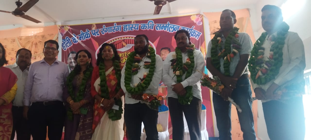 जमशेदपुर के हास्य व्यंग्यकारों ने खूब गुदगुदाया लोगों को जमशेदपुर के हास्य व्यंग्यकारों ने खूब गुदगुदाया लोगों को