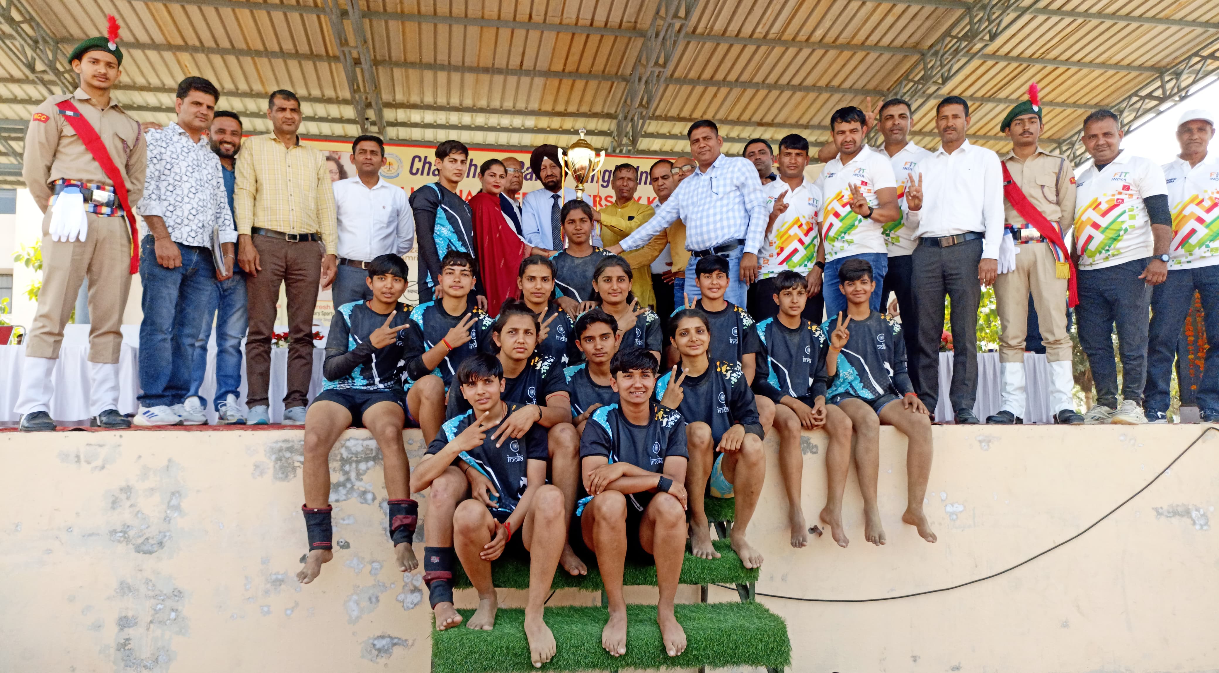 विजेता टीम को सम्मानित करते हुए। विजेता टीम को सम्मानित करते हुए।