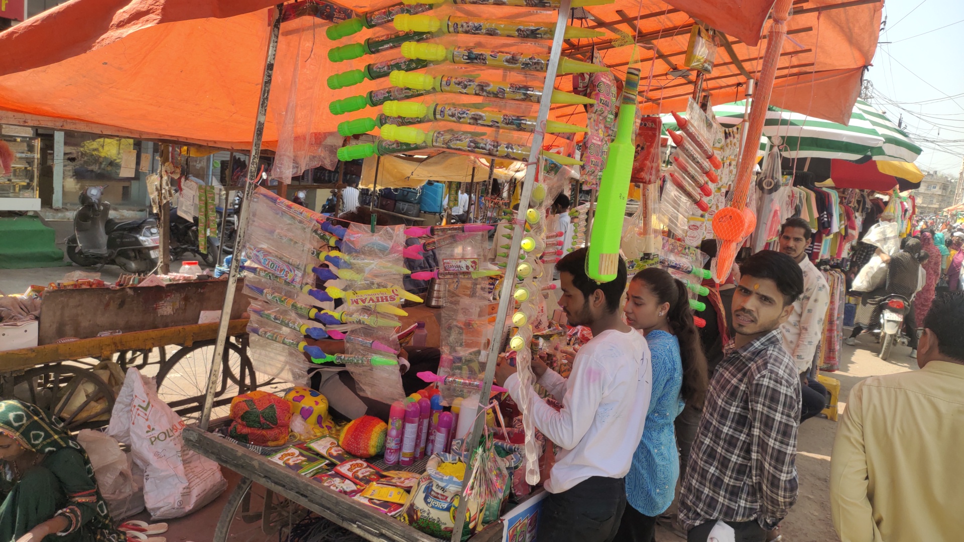 बाजारों में बिक रहीं हैं 5 हजार तक की पिचकारी बाजारों में बिक रहीं हैं 5 हजार तक की पिचकारी
