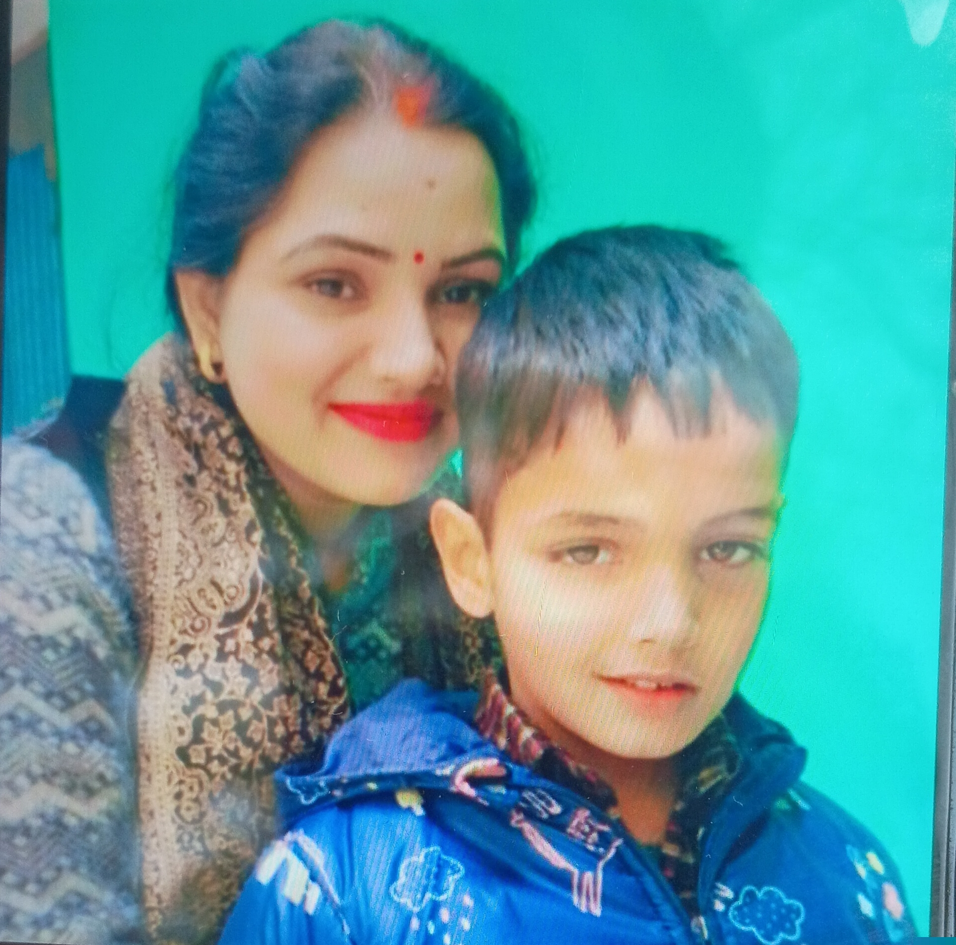 पति ने पत्नी की गला दबाकर की हत्या खुद पहुंचा थाने किया जुर्म कबूल पुलिस ने किया गिरफ्तार ,मृतका और उसके बेटे की फोटो