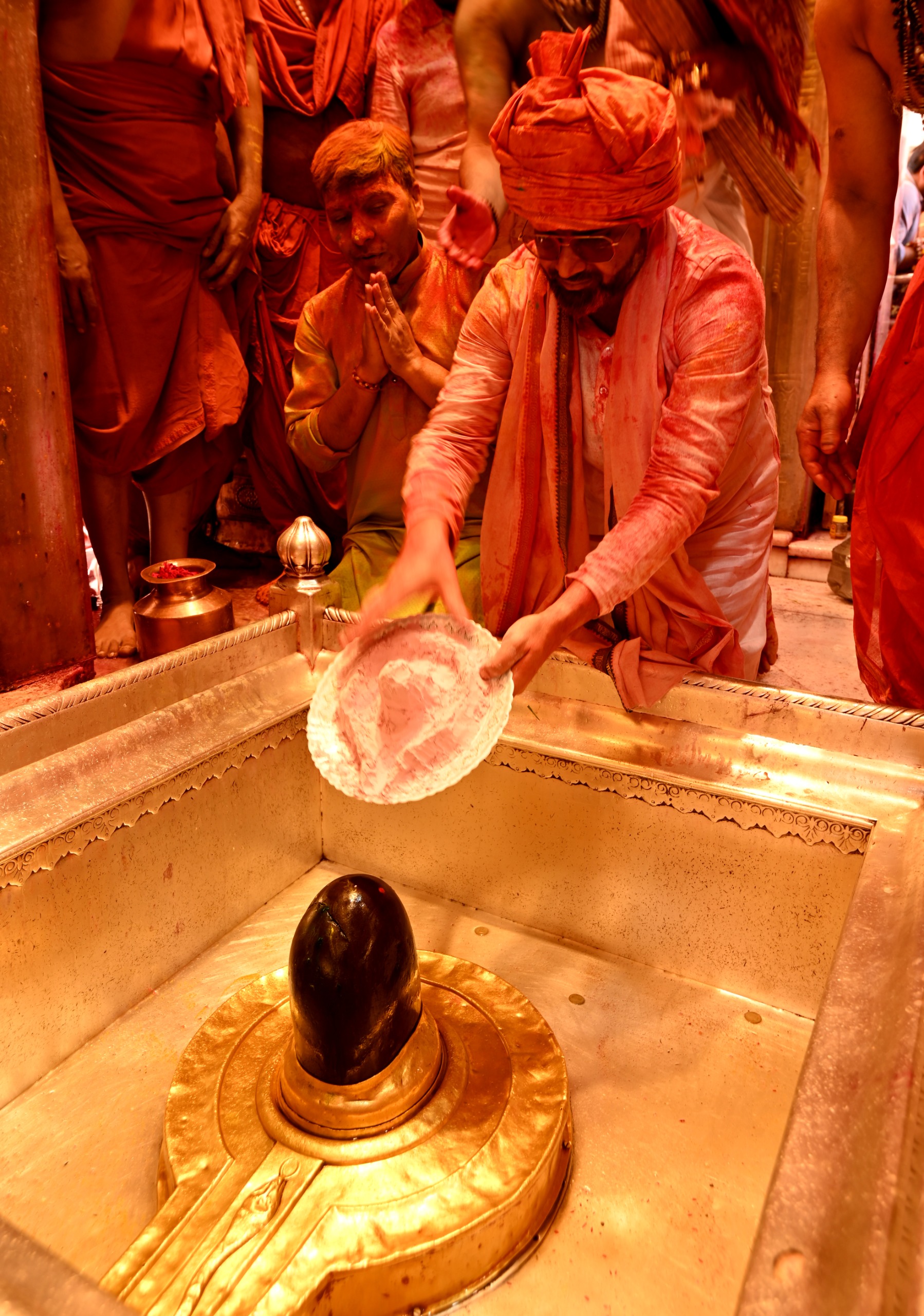 श्री काशी विश्वनाथ दरबार में 'कचनार' से बना गुलाल अर्पित करते मंदिर के सीईओ श्री काशी विश्वनाथ दरबार में 'कचनार' से बना गुलाल अर्पित करते मंदिर के सीईओ