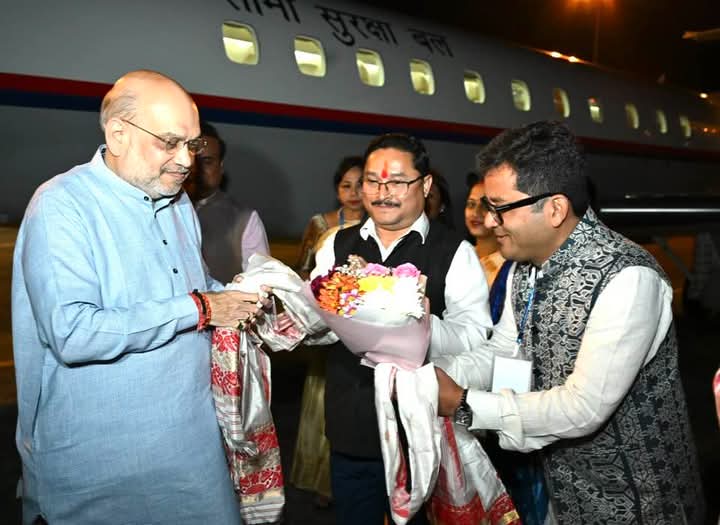 जोरहाट के ररैया हवाई अड्डे पर केंद्रीय गृह मंत्री अमित शाह की अगवानी करते हुए प्रदेश भाजपा अध्यक्ष दिलीप सैकिया तथा केंद्रीय विदेश राज्यमंत्री पवित्र मार्घेरीटा। जोरहाट के ररैया हवाई अड्डे पर केंद्रीय गृह मंत्री अमित शाह की अगवानी करते हुए प्रदेश भाजपा अध्यक्ष दिलीप सैकिया तथा केंद्रीय विदेश राज्यमंत्री पवित्र मार्घेरीटा।