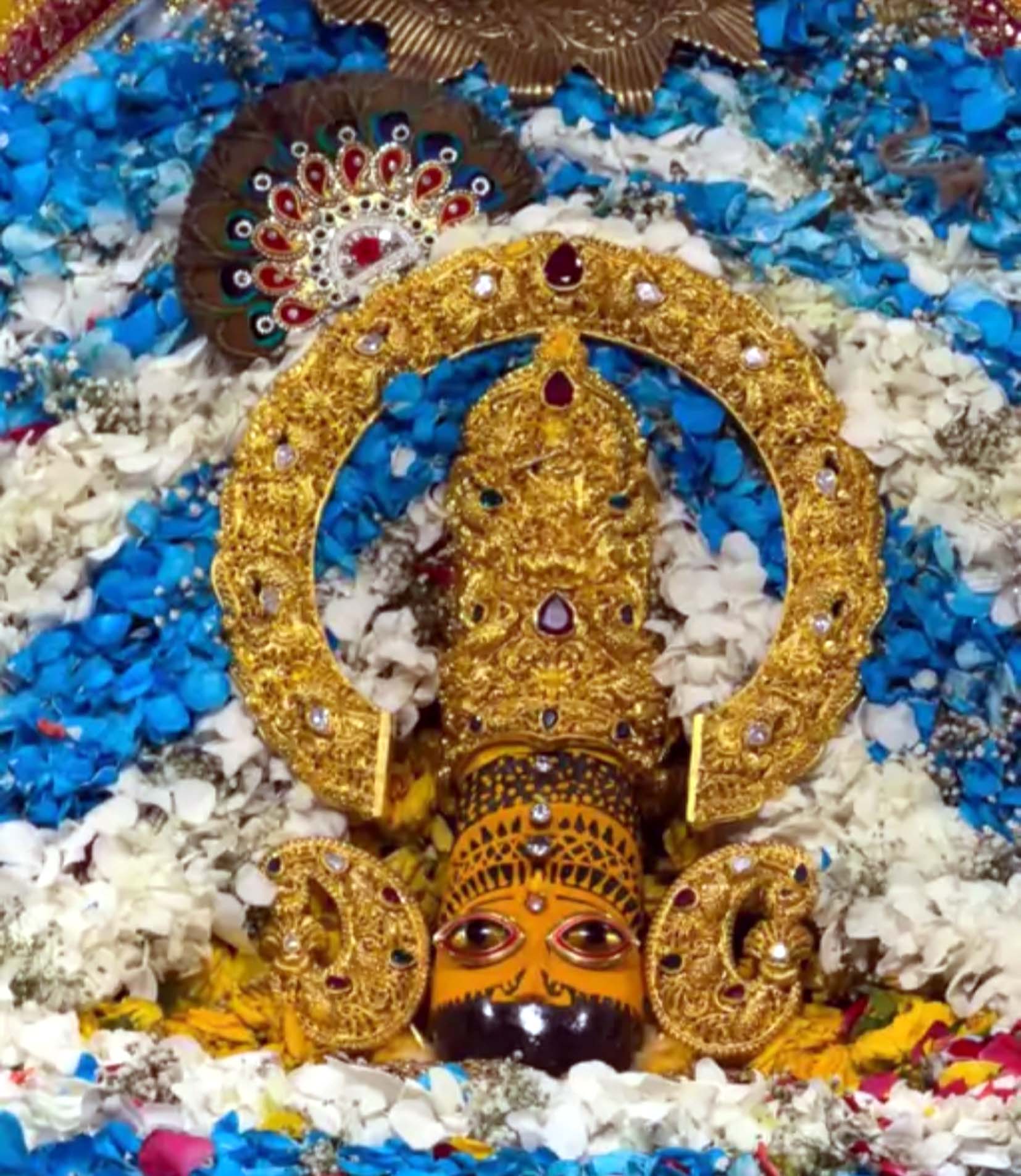 रींगस मंदिर में बाबा श्याम को चढ़ाया गया सोने कि मुकुट। रींगस मंदिर में बाबा श्याम को चढ़ाया गया सोने कि मुकुट।