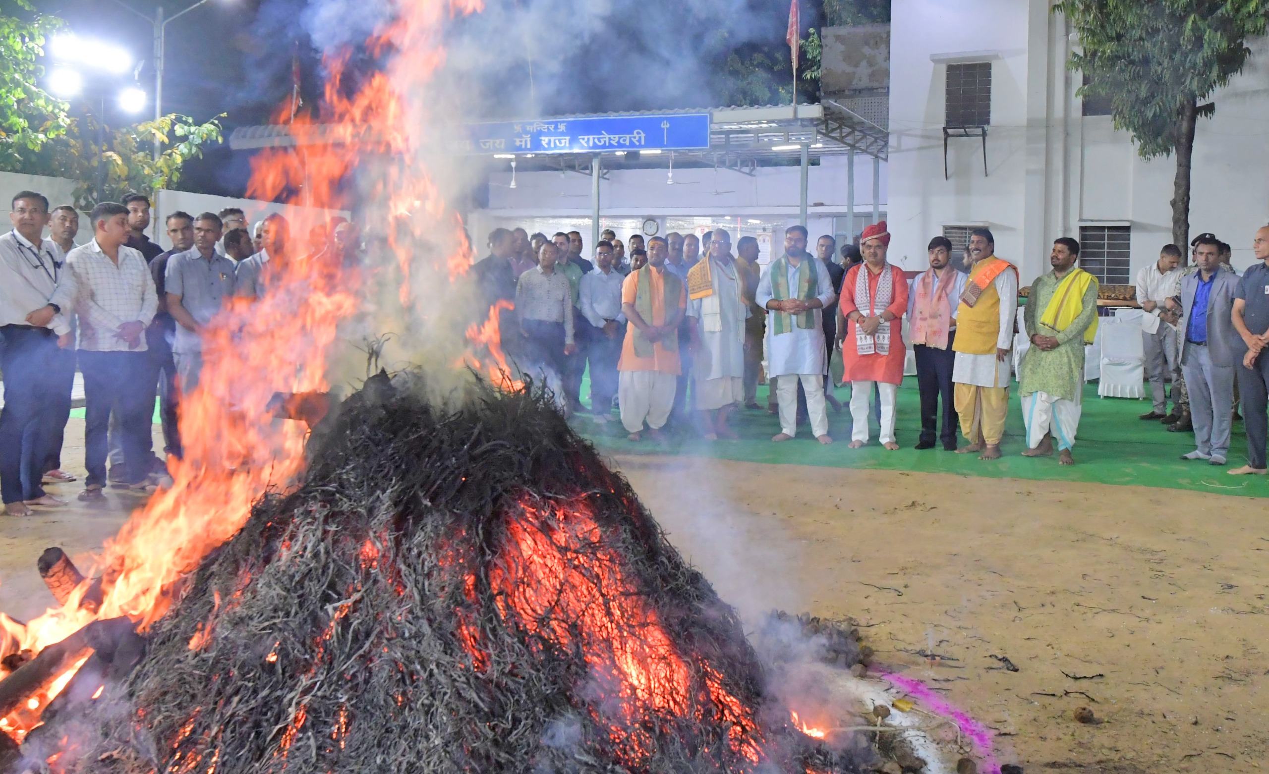 मुख्यमंत्री निवास पर होलिका दहन: प्रदेश में सुख-समृद्धि की कामना मुख्यमंत्री निवास पर होलिका दहन: प्रदेश में सुख-समृद्धि की कामना