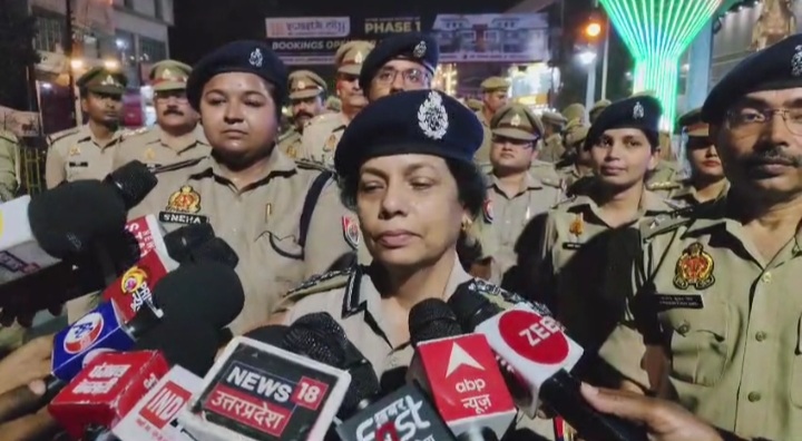 मीडिया को जानकारी देते हुए मीडिया को जानकारी देते हुए