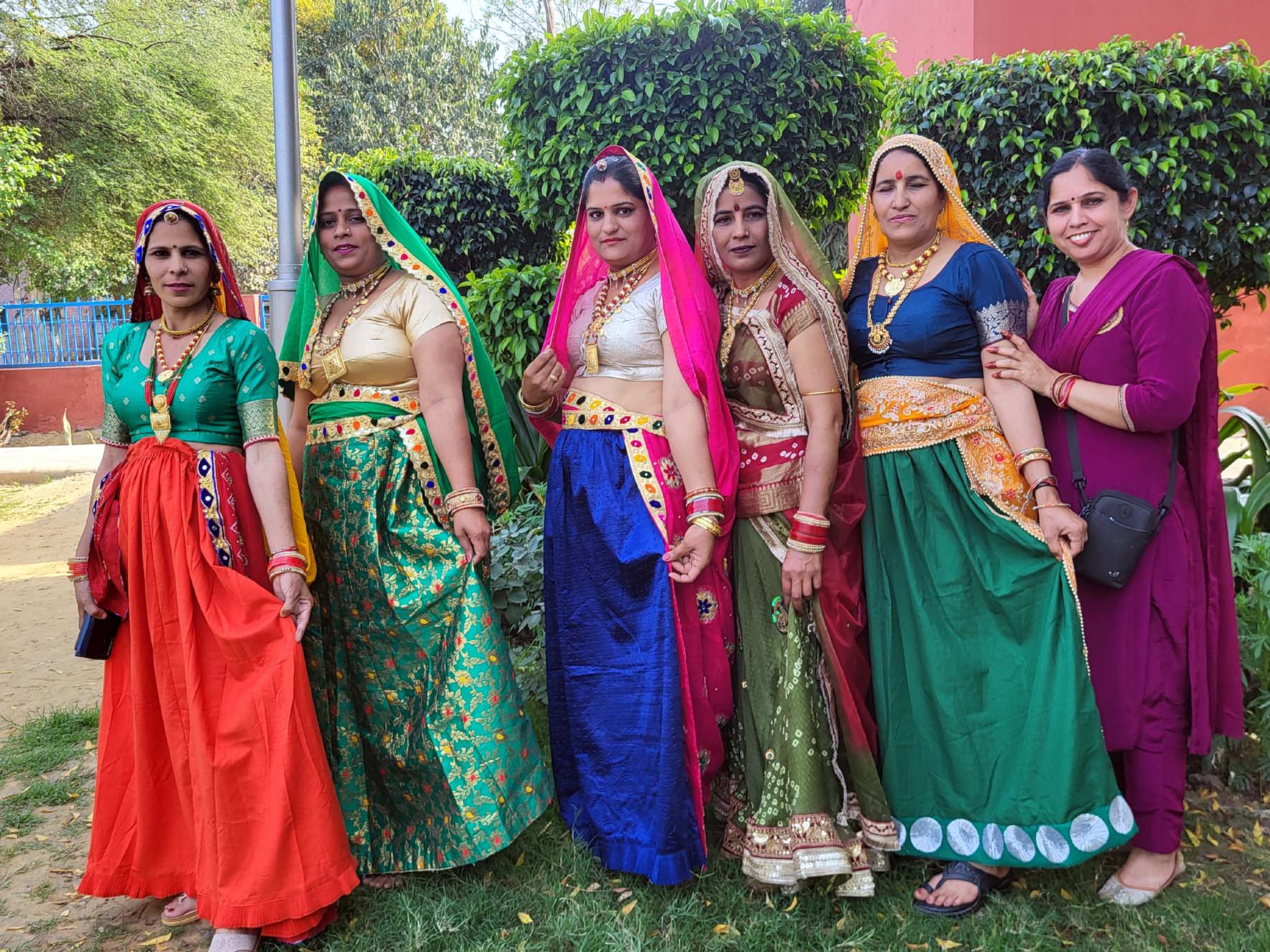 नाच गाकर होली का त्योहार मनाती महिलाएं। नाच गाकर होली का त्योहार मनाती महिलाएं।