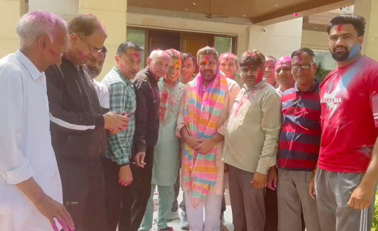 फूलों की होली खेलते हुए विधायक निखिल मदान फूलों की होली खेलते हुए विधायक निखिल मदान