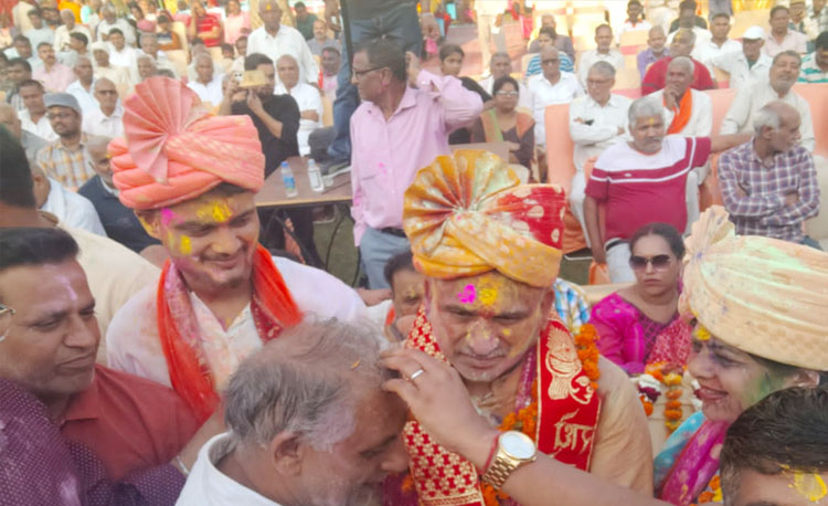 फूलों की होली खेलते हुए महापौर राजीव जैन व उनकी पत्नी पूव्र मंत्री कविता जैन फूलों की होली खेलते हुए महापौर राजीव जैन व उनकी पत्नी पूव्र मंत्री कविता जैन