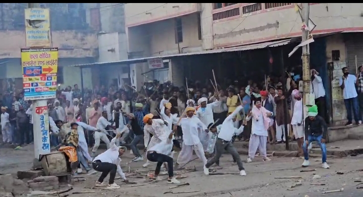 एक दूसरे पर होलिका से निकली जलती हुई लकड़ियां फेंकते युवा