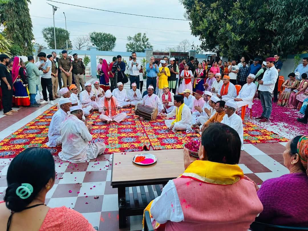 मुख्यमंत्री पुष्कर सिंह धामी खटीमा स्थित आवास पर होली में शामिल होते। मुख्यमंत्री पुष्कर सिंह धामी खटीमा स्थित आवास पर होली में शामिल होते।