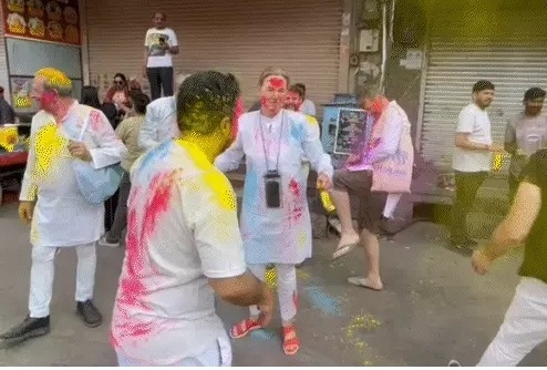 पुष्कर में होली खेलते हुए पर्यटक पुष्कर में होली खेलते हुए पर्यटक