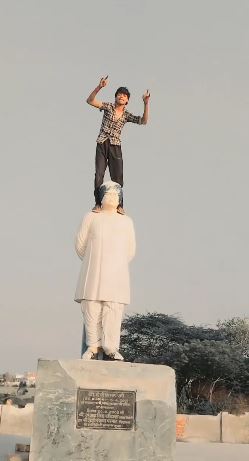 पूर्व उपप्रधानमंत्री चौ. देवीलाल की प्रतिमा पर चढ़ कर रील बनाता युवक। पूर्व उपप्रधानमंत्री चौ. देवीलाल की प्रतिमा पर चढ़ कर रील बनाता युवक।