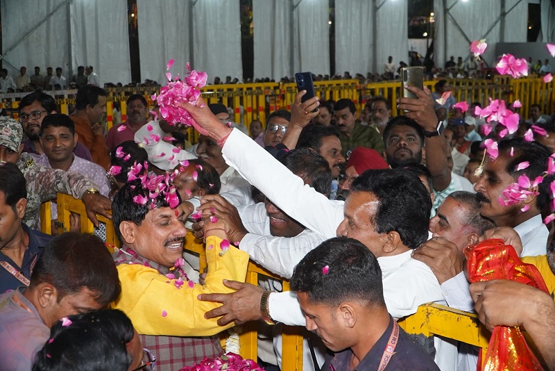 मुख्यमंत्री डॉ यादव ने उज्जैन में नागरिकों के साथ खेली फूलों की होली मुख्यमंत्री डॉ यादव ने उज्जैन में नागरिकों के साथ खेली फूलों की होली