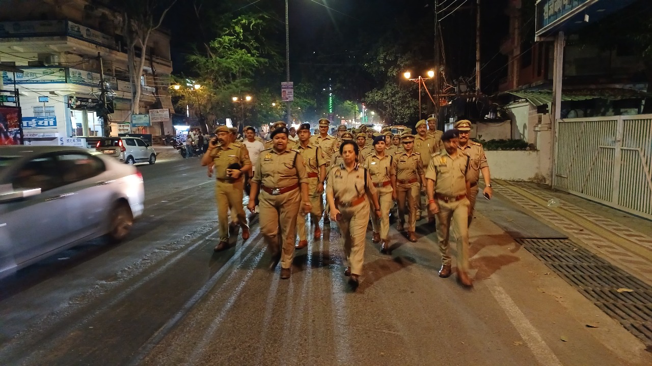 सड़क पर मार्च करती पुलिस कप्तान सड़क पर मार्च करती पुलिस कप्तान