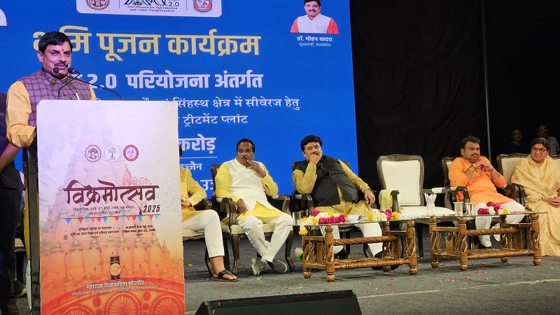 मुख्यमंत्री डॉ यादव ने उज्जैन में नागरिकों के साथ खेली फूलों की होली मुख्यमंत्री डॉ यादव ने उज्जैन में नागरिकों के साथ खेली फूलों की होली