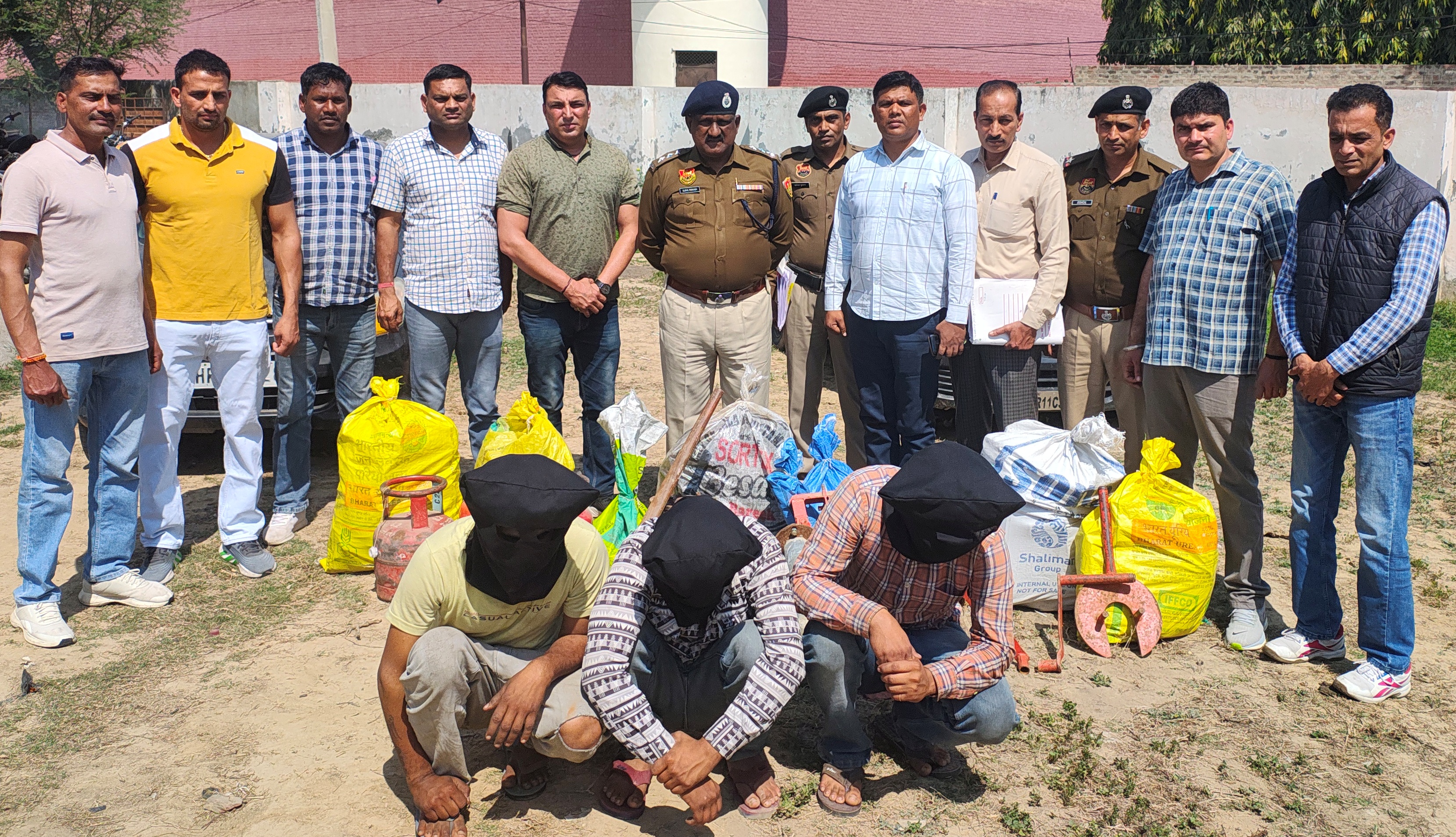 पकडे गए आरोपित पुलिस टीम के साथ पकडे गए आरोपित पुलिस टीम के साथ