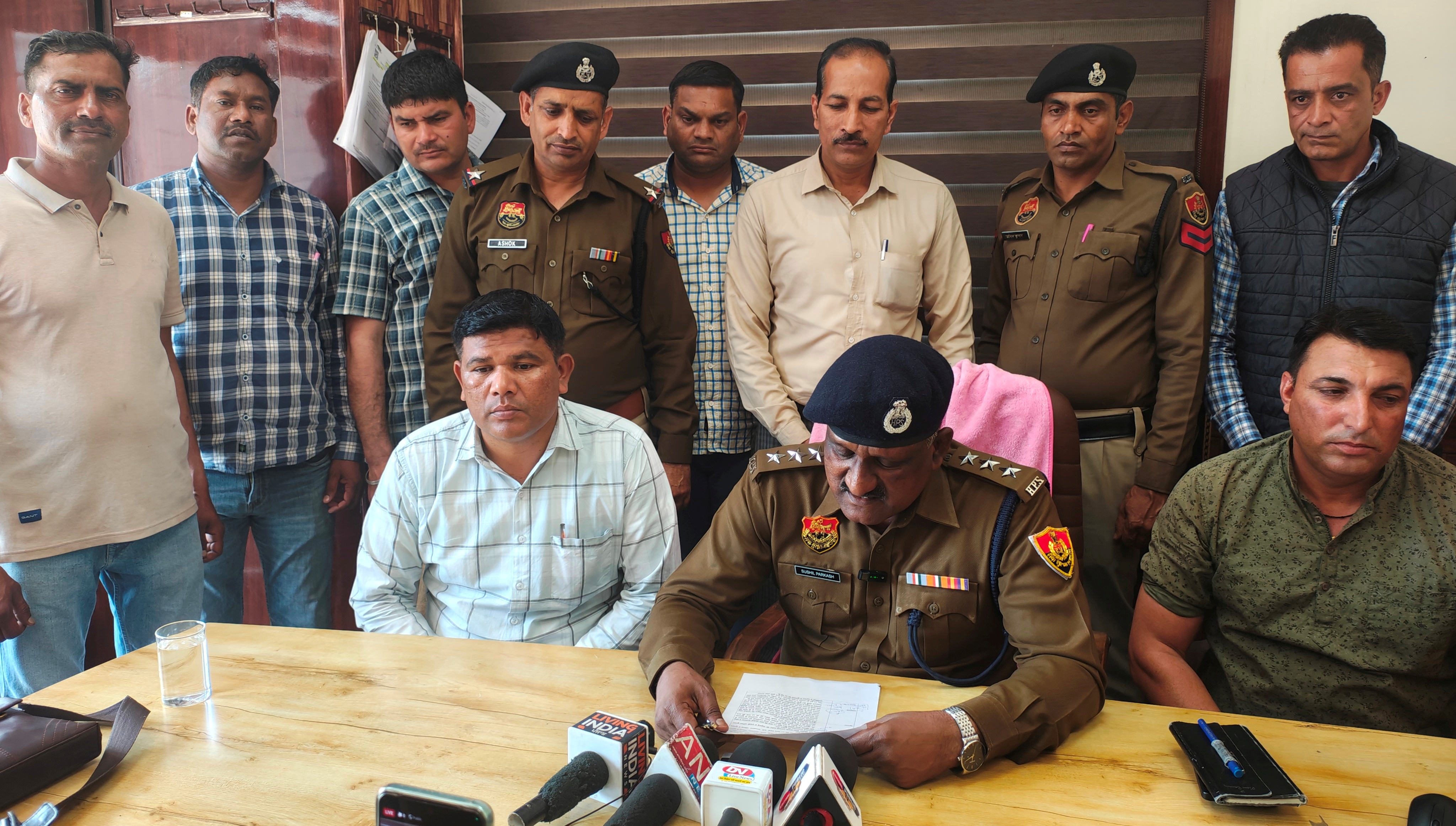 व जानकारी देते हुए डीएसपी कैथल। व जानकारी देते हुए डीएसपी कैथल।