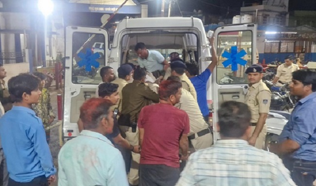 घायल आरक्षक को अस्पताल ले जाते हुए