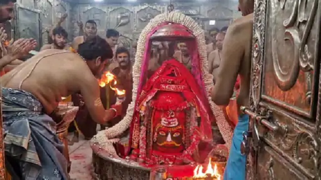 महाकालेश्वर भगवान को हर्बल गुलाल अर्पित कर हुई धुलेंड़ी पर्व की शुरुआत महाकालेश्वर भगवान को हर्बल गुलाल अर्पित कर हुई धुलेंड़ी पर्व की शुरुआत
